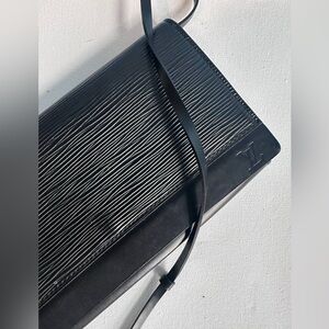 Authentic LOUIS VUITTON Honfleur
shoulder bag Epi leather M52732 Black clutch